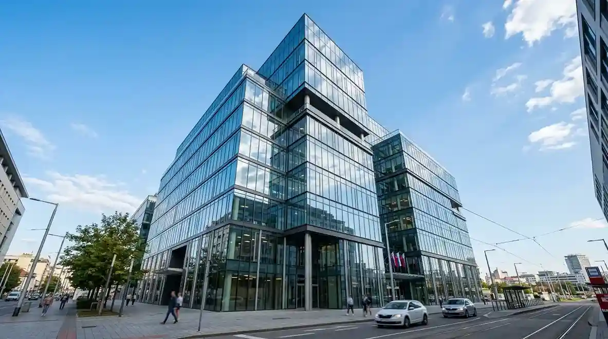 Moderná bratislavská kancelárska budova v ktorej sídlia slovenské fintech spoločnosti